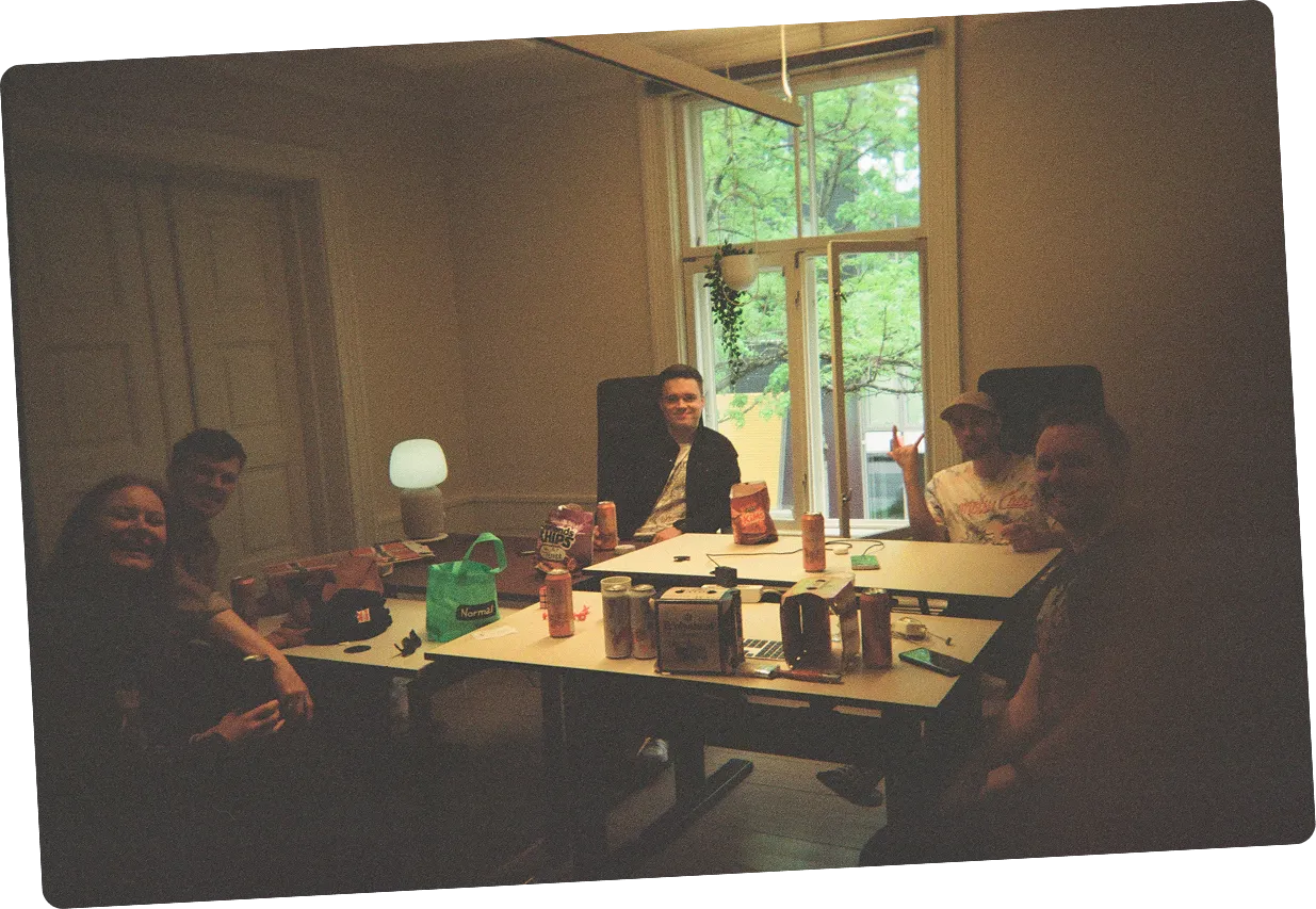 glade mennesker på kontor