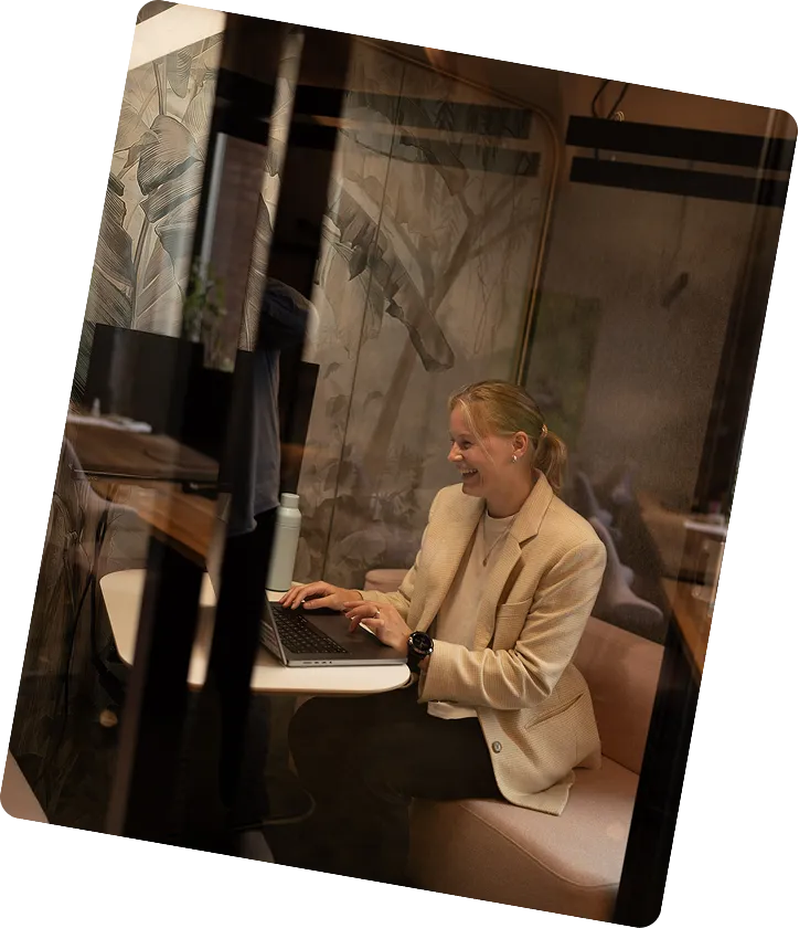 glad dame på kontor