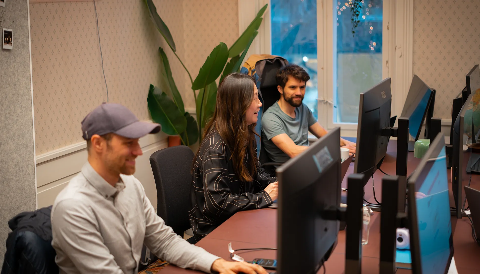 glade mennesker på kontor