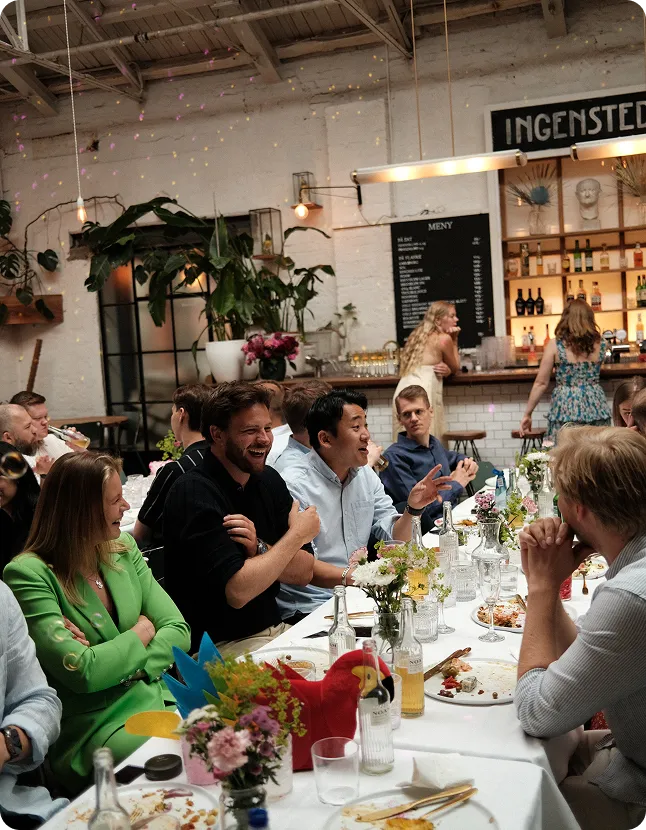 glade mennesker på restaurant