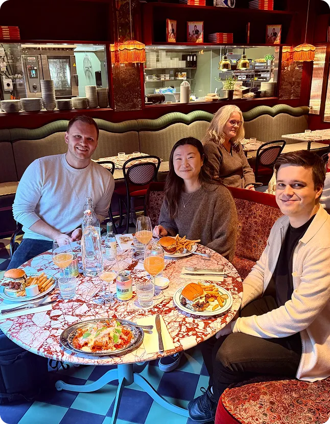 glade mennesker på restaurant