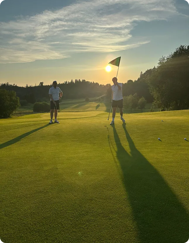 to mennesker på en golfbane