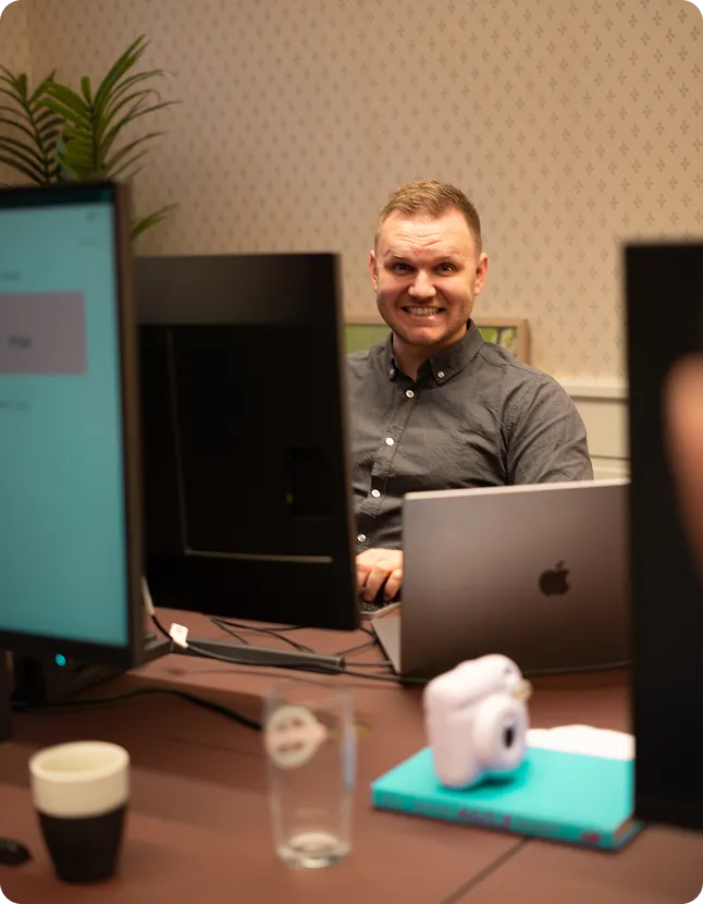 veldig glad mann på kontor